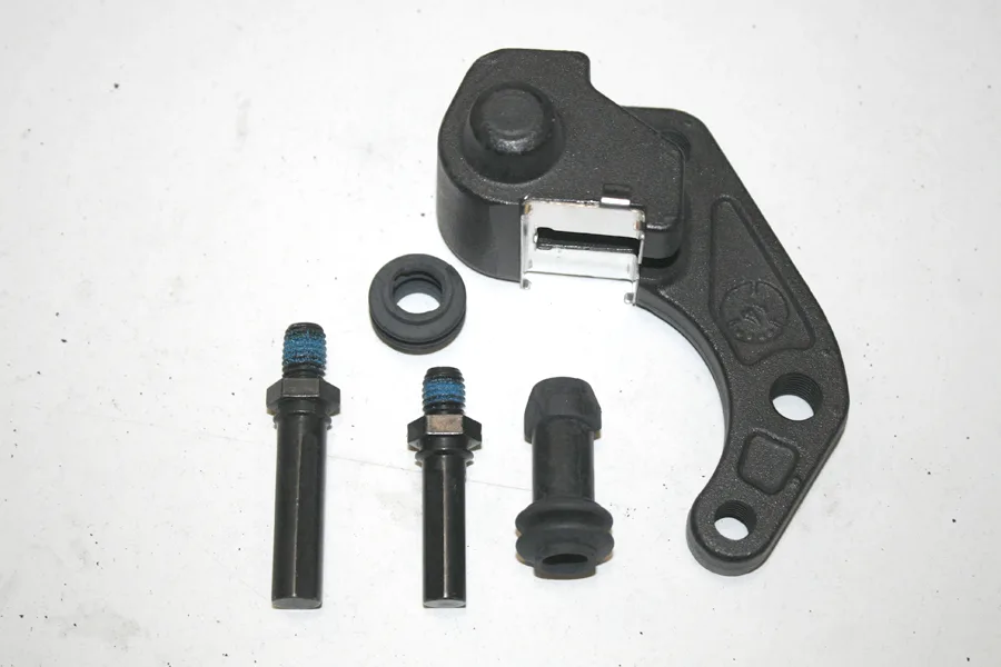 CFMOTO 650MT ON FREN KALIPER BRAKETI SOL